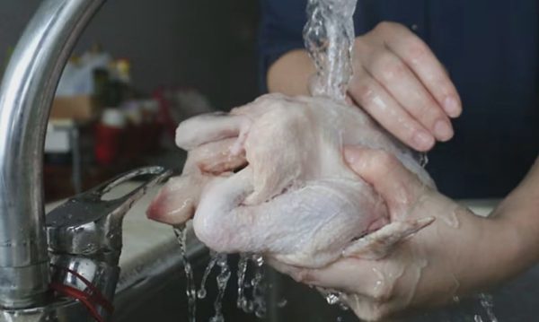 Sai lầm phổ biến khi sơ chế thịt gà sống làm vi khuẩn phát tán khắp bếp