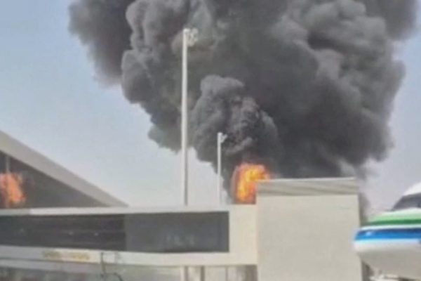 Sân bay Ả rập Xê út lại bị tập kích, Mỹ xem xét tham gia tấn công Houthi