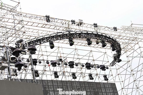 Sân khấu giữa Đồi Rồng của chung khảo Hoa hậu Việt Nam 2026