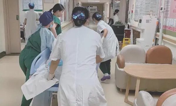 Sản phụ sinh xong bé gái mới phát hiện còn thai thứ hai