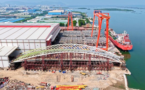 Sẵn sàng lai dắt nhịp chính cầu đi bộ qua sông Sài Gòn nặng 3.400 tấn, dự kiến hợp long ngày 21-10
