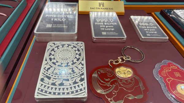 Sáng 10/10, giá bạc thế giới phục hồi lên ngưỡng gần 60,7 USD/ounce