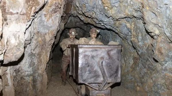 Sáng 24/8, giá bạc thế giới vẫn duy trì ổn định gần ngưỡng 69 USD/ounce