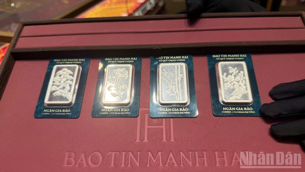 Sáng 8/10, giá bạc thế giới và trong nước đồng loạt giảm