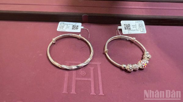 Sáng 9/10, giá bạc tiếp đà giảm