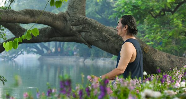 Sáng chớm thu ở Hà Nội, người dân chạy bộ, thưởng cà phê