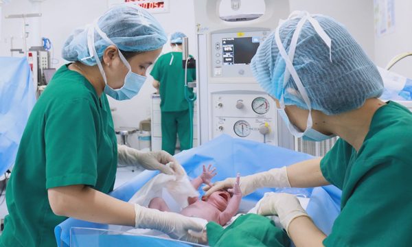 Sàng lọc phôi giúp người phụ nữ 42 tuổi sinh con khỏe