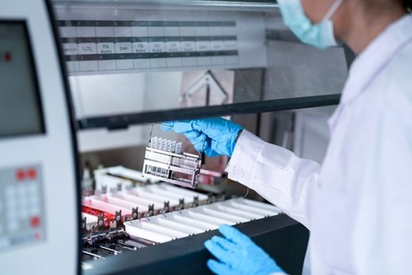 Sàng lọc sức khỏe diện rộng và bài toán năng lực phòng xét nghiệm