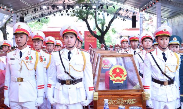 Sáng nay diễn ra Lễ viếng, truy điệu và an táng 731 hài cốt liệt sĩ được quy tập tại Công viên Lê Thị Riêng