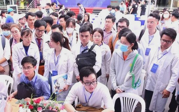 Sáng nay gần 1.000 bác sĩ, điều dưỡng tại TP.HCM 'săn' cơ hội việc làm