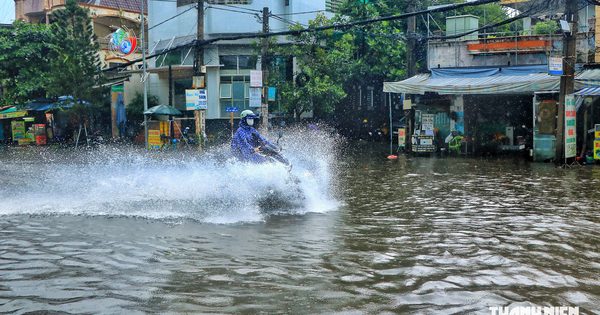 Sáng nay xuất hiện cầu vồng rồi mưa trắng trời: Khu dân cư ở TP.HCM ngập nặng