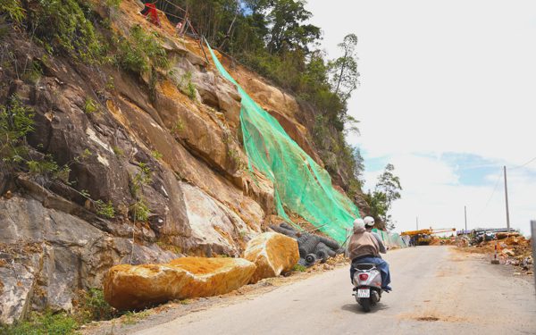 Sao đặt biển cắm ở giữa đỉnh đèo Khánh Lê mà không đặt dưới chân đèo?