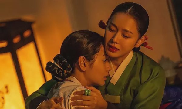 'Sao đẹp nhất thế giới' gây sốc với cảnh 19+