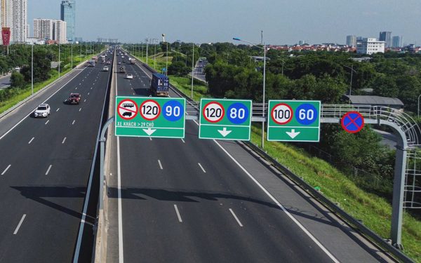 Sao gọi giá long môn mà không gọi là cổng biển báo, khung treo?