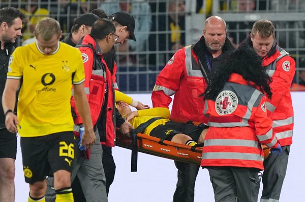 Sao trẻ Dortmund đổ gục xuống sân trong trận ra mắt Champions League