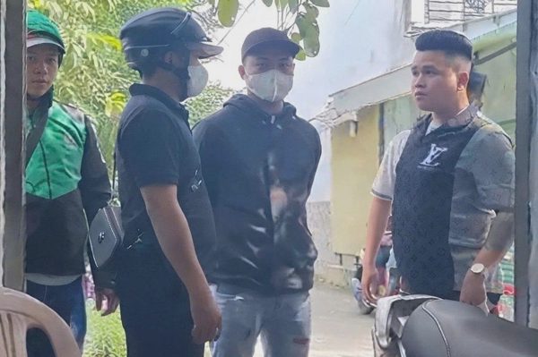 Sập bẫy của em gái, gia đình anh bị nhóm người ép dọn khỏi nhà