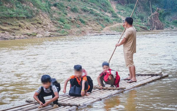 Sắp có cầu bê tông, học sinh vùng cao không còn phải đi bè qua sông đến lớp