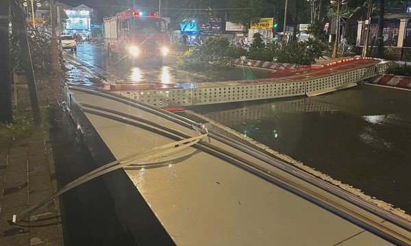 Sập cổng chào ở TP HCM trong mưa lớn