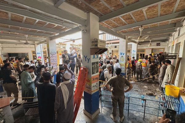 Sập mái trường học tại Pakistan, 28 người thiệt mạng