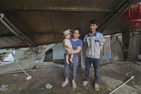 Sập nhà do sạt lở đất, vợ chồng trẻ và 3 con nhỏ phải đi ở nhờ