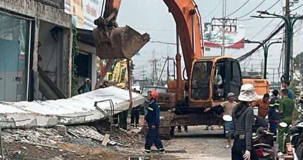 Sập ô văng bê tông khi đang sửa nhà, một người tử vong