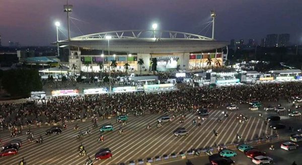 Sát giờ BIGBANG diễn đêm 2, fan vẫn vây kín bên ngoài sân Mỹ Đình