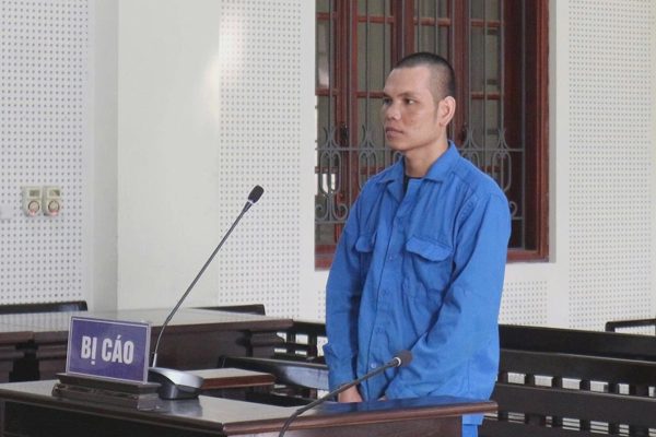 Sát hại cha rồi lấy chăn phủ lên thi thể
