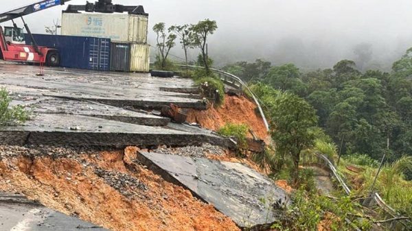Sạt lở 100m bờ kè khu vực kiểm hóa cửa khẩu quốc tế Cha Lo, tỉnh Quảng Trị