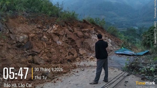 Sạt lở 25.000m³ đất đá gây tắc Quốc lộ 279 qua Lào Cai