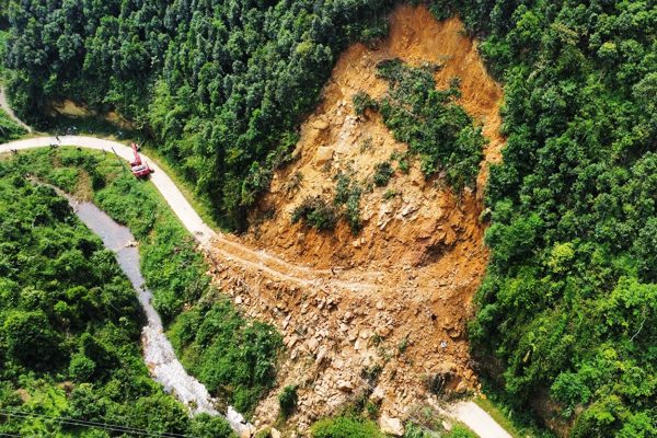 Sạt lở 6.000m³ đất đá lấp kín đường, cô lập xóm hơn 100 người