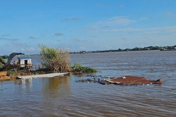 Sạt lở bờ sông Tiền, 2 căn nhà bị kéo xuống sông