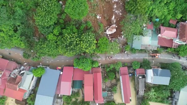 Sạt lở đá gây hư hại nhà dân ở xã Chi Lăng, tỉnh Lạng Sơn