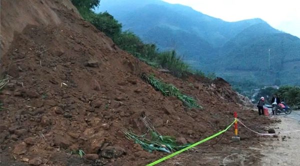 Sạt lở đất đá, Quốc lộ 279 qua Lào Cai bị chia cắt