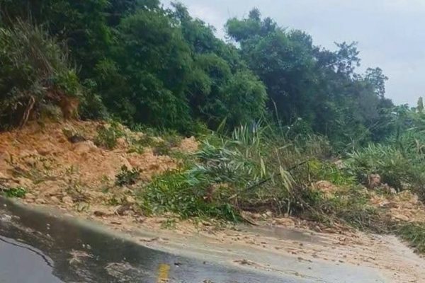 Sạt lở đèo Đa Mi trên tuyến Phan Thiết - Bảo Lộc
