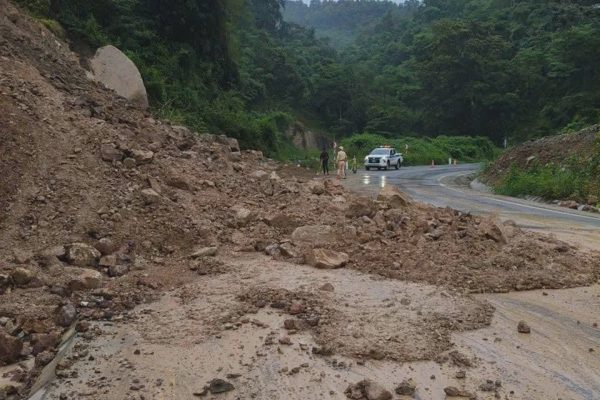 Sạt lở đèo Đại Ninh ở Lâm Đồng, xe cộ qua khu vực gặp khó khăn