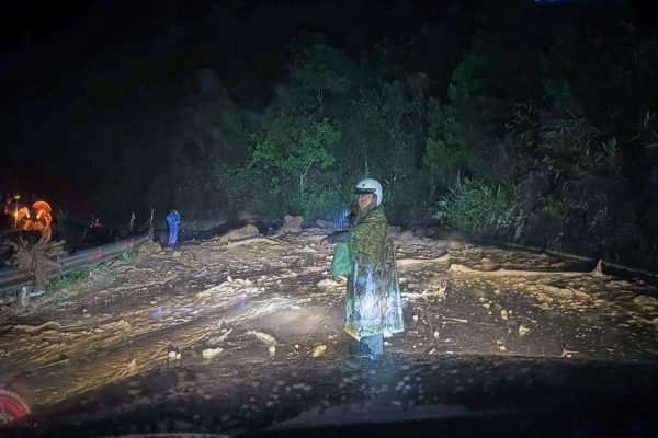 Sạt lở đèo gây chia cắt tạm thời quốc lộ 20 qua Lâm Đồng