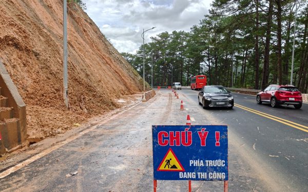 Sạt lở đèo Prenn Đà Lạt: Gia cố vách ta luy bằng lưới thép