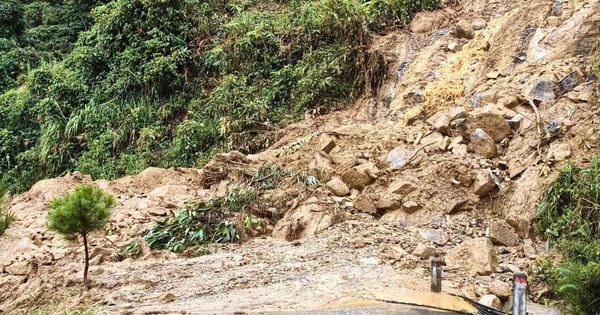 Sạt lở hàng chục mét khối đất đá, đường ở vùng cao Đà Nẵng bị chia cắt