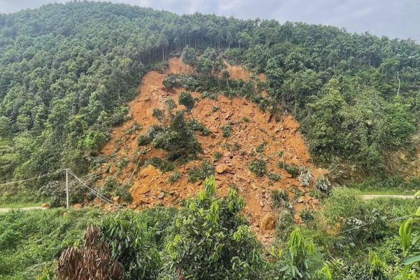 Sạt lở hơn 10.000m3 đất đá, 37 hộ dân ở Lào Cai bị cô lập hoàn toàn