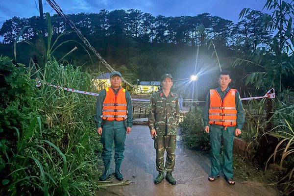 Sạt lở làm sập cầu, nhiều hộ dân ở Lâm Đồng bị cô lập