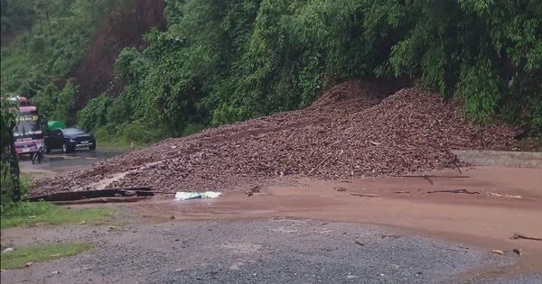 Sạt lở nhiều nơi ở xã Tà Rụt, công an di dời khẩn 3 hộ dân