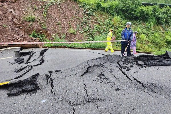 Sạt trượt làm đứt gãy Quốc lộ 4B, tạm dừng ôtô qua Lạng Sơn