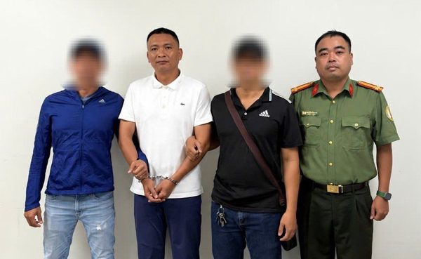 Sau 3 năm trốn truy nã, 'phó tướng' của trùm buôn xe sang Khanh Super từ Thái Lan về đầu thú