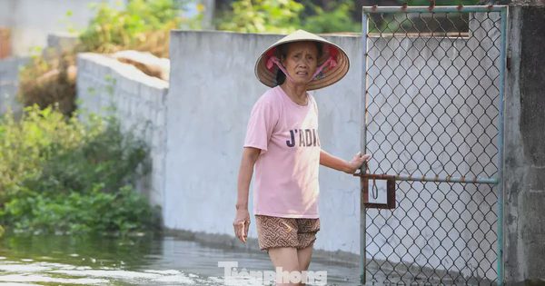 Sau 5 ngày, ‘rốn lũ’ Hà Nội vẫn mênh mông nước