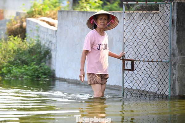 Sau 5 ngày, ‘rốn lũ’ Hà Nội vẫn mênh mông nước