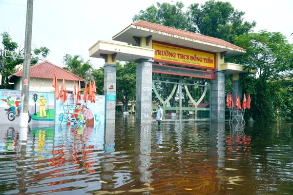 Sau 7 ngày nước vẫn ngập ngang gối, gần 2.000 học sinh chưa thể đến trường