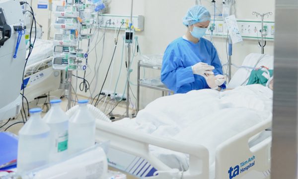 Sau cánh cửa phòng ICU