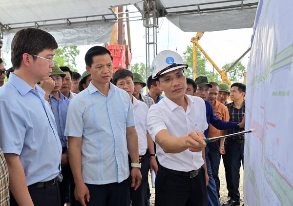 Sau chỉ đạo của Bí thư Tỉnh, các xã được tăng cường cán bộ gỡ vướng mặt bằng