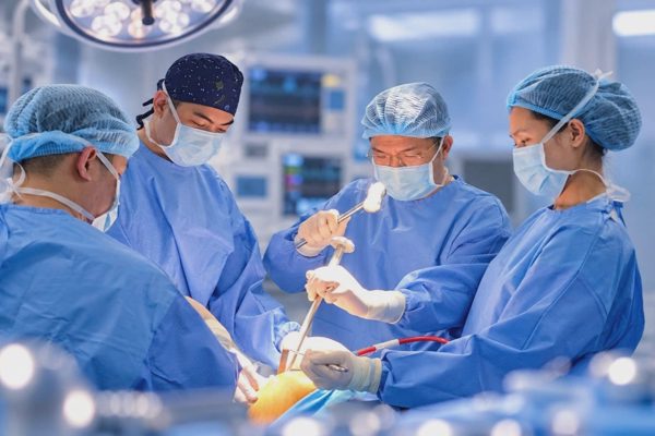 Sau cú ngã nhẹ, cụ bà 100 tuổi phải phẫu thuật thay khớp háng