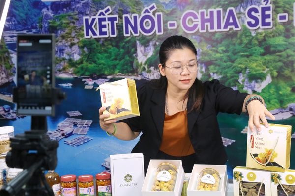 Sau giờ đóng chợ, tiểu thương Hạ Long livestream bán hàng tại 'khu vực đặc biệt'
